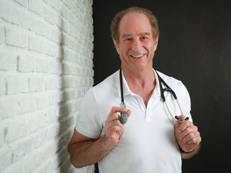 Dr. med. Josef Kees – Arzt in seiner Praxis in Dresden