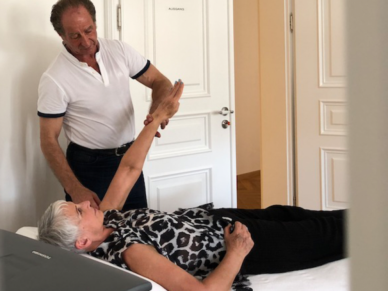 Dr. Kees bei der Behandlung eines Patienten